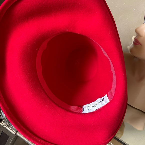 REGAL RED FELT VINTAGE HAT WITH CONICAL CROWN + FEATHER SPRAYS + BROOCH - Picture 13 of 15